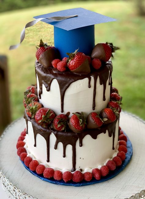 Strawberry graduation cake High School Graduation Cake Ideas For Girls, Strawberry Graduation Ideas, Graduation Cake Ideas High School, Boy Graduation Cake, Graduation Cake Ideas 2023, Chocolate Graduation Cake, College Graduation Cake Ideas, Kylie Graduation, Graduation Strawberries