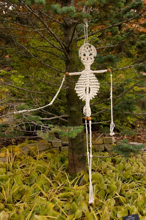 Macrame Skeleton | Flickr - Photo Sharing! Macrame Skeleton Pattern, Macrame Skeleton, Halloween Macrame, Makramee Diy, Knot Braid, Macrame Wall Decor, Macrame Knot, Lace Decor, Macrame Ideas