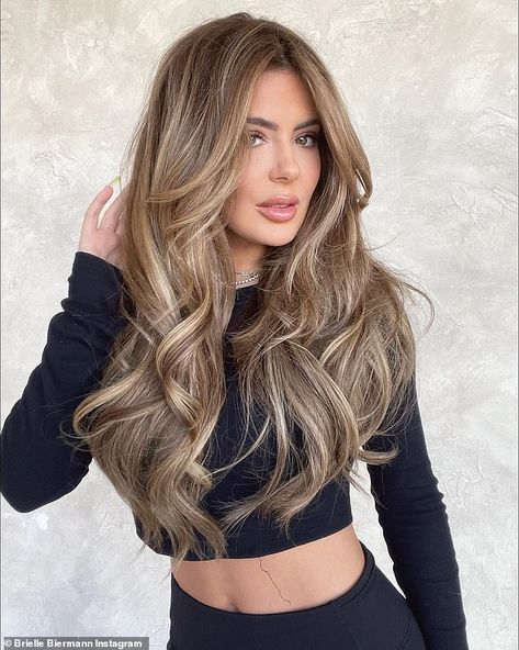 Sunkissed Brunette Highlights, Brown Sunkissed Hair, Summer 2024 Hair Trends For Women, Beige Bronde Haircolor Ideas, Honey Bronde Balayage Brunettes, Blonde Hair On Mexican Women, Honey Brown Balayage, Sunkissed Balayage, Sunkissed Hair Brunette