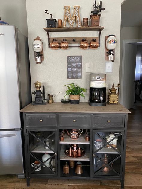 Vintage Coffee Station Ideas, Industrial Coffee Station, Cozy Coffee Nook, Farmhouse Coffee Bar Ideas, Coffee Island, Vintage Coffee Signs, Bar Casa, Decor Tips And Tricks, Fuel Station