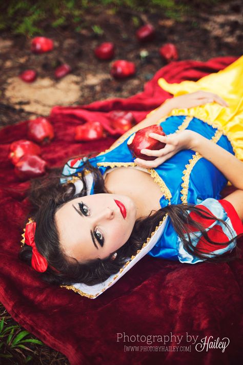 Snow White Photoshoot, Snow White Portrait, Snowwhite Photoshoot Ideas, Snow White 1st Birthday Photo Shoot, Snow White Photography, Snow White Pictures, Snow White Cosplay, Snow White Photos, Snow White Birthday