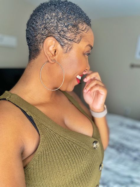 Big chop Short Twa Hairstyles Big Chop, Short Twa Hairstyles, Low Cut Hairstyles, Tapered Twa, Big Chop Natural Hair, Natural Hair Transitioning, Twa Hairstyles, Hair Transition, Afro Curls