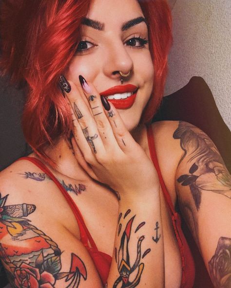 Red Hair And Tattoos, Red Hair Tattoos, Short Red Hair, Tattoed Women, Bright Red Hair, Airbrush App, Hair Tattoos, Red Lips, Tattoos And Piercings