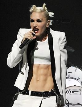 Gwen Stefani..... looking a little angry, but still.... Washboard Abs Women, Celebrity Abs, Abs Women, Gwen Stefani, New Years Resolution, Small Waist, On Stage, Get Healthy, Celebrities Female