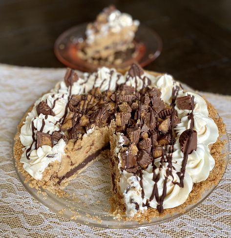 This copycat Baker’s Square pie is filled with a rich peanut butter and cream cheese based, which is set upon a layer of chocolate ganache. It is also loaded and topped with Reese’s Peanut Butter Cups. Village Inn Peanut Butter Pie Recipe, Bakers Square Peanut Butter Pie Recipe, Peanut Butter Pie With Chocolate Ganache, Chocolate Peanut Butter Cream Pie, Reese’s Pie, Peanut Butter Cup Pie Recipe, Cookie Butter Pie, Reeses Pie, Peanut Butter Chocolate Pie