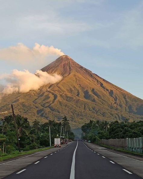 Province Aesthetic, Mayon Volcano, Scenery Background, Mountain Photography, Philippines Travel, Fake Pictures, Tourist Spots, Travel Aesthetic, The Philippines