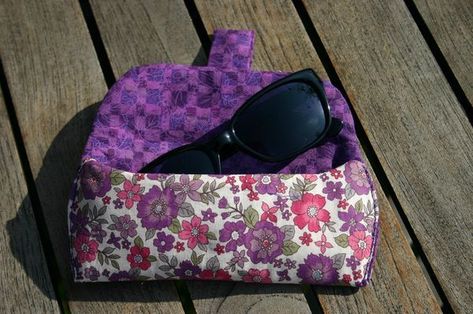 tuto couture étui à lunettes 3 Sunglasses Case, Couture, Sunglasses, Sewing, Pendant, Patchwork