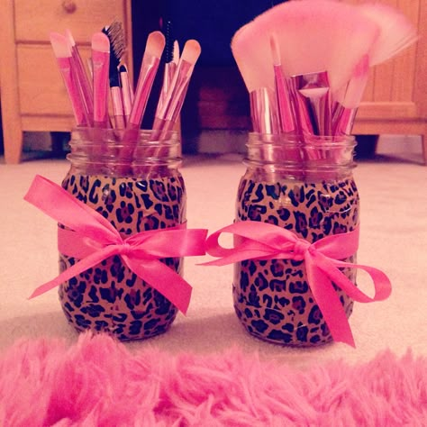 Makeup brush holder! Duck tape and ribbon :) Make Up Brush Holder Ideas, Brush Holder Makeup, Cute Makeup Brush Holder, Makeup Jars Diy Brush Holders, Pink Makeup Brush Holder, Makeup Organization Diy, Makeup Holder, Makeup For Teens, Makeup Rooms