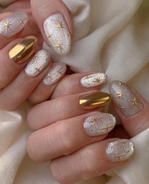 Gold Pearl Aesthetic, Christmas Gold Nails Art Designs, Christmas Nail Designs Gold, Gold Christmas Nails Designs, White Nails Gold Design, Christmas Nail 2024, Celestial Nails Short, Nail Art Lebaran, Cute New Years Nails Short