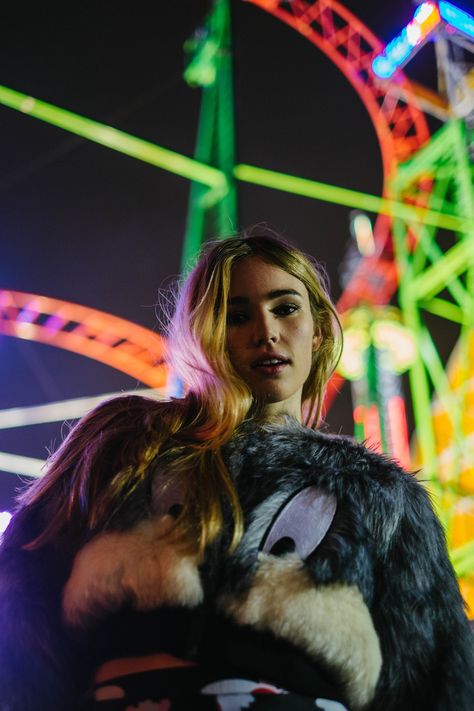 Fun Fair Photoshoot, Carnival Aesthetic Photoshoot, Fair Photography Night, State Fair Photoshoot, Carnival Photoshoot Night, Carnival Photo Shoots, Neon Carnival, Carnival Photography, Pose Dolls