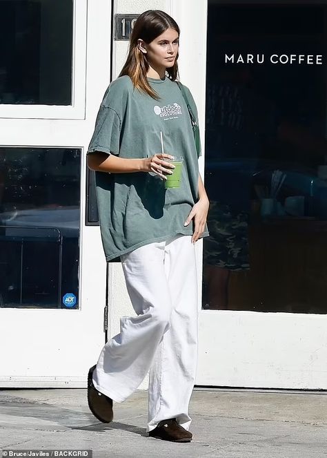 Baggy Shirt Outfit Women, Large Tshirt Outfit Women, Oversized T Shirt Outfit Women, Oversize T Shirt Outfit, Comfy Outfits Women, Baggy T Shirt Outfit, Oversize Tee Outfit, Oversized Tee And Shorts, Baggy Tee Outfit