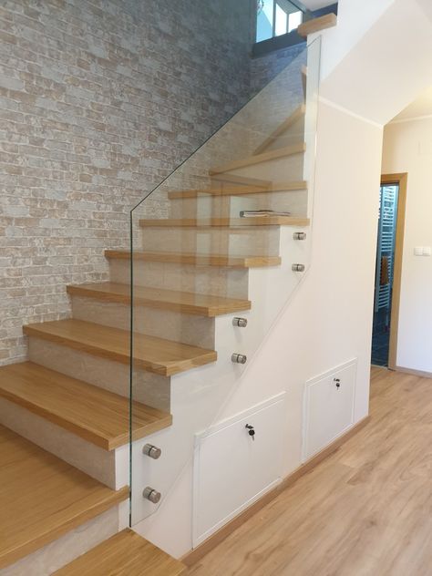 Stepenice Unutrasnje Moderne, Stepenice Unutrasnje, Staircase Contemporary, Glass Railing Stairs, Glass Railing, House Layouts, Railing, Basement, Stairs