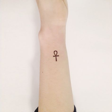 Ankh Tattoo Women, Egyptian Tattoos, Tatuaje Cover Up, Egyptian Hieroglyphics Symbols, Ankh Tattoo, Horus Tattoo, Creative Tattoo Ideas, Tattoos Pinterest, Divine Art