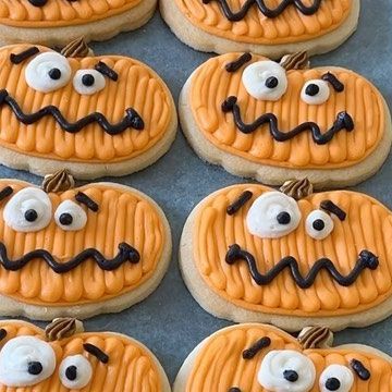 Goodies- Sweets&Treats on Instagram: "Speed decorate these wacky buttercream pumpkins with me! 🤪🎃 FOLLOW ME for many more fun videos like this!" Halloween Cookies Buttercream, Halloween Cookies Decorated Buttercream, Cookie Decorating With Buttercream, Buttercream Halloween Cookies, Fall Buttercream Cookies, Halloween Buttercream Cookies, Decorating Cookies With Buttercream, Buttercream Pumpkins, Pumpkin Sugar Cookies Decorated