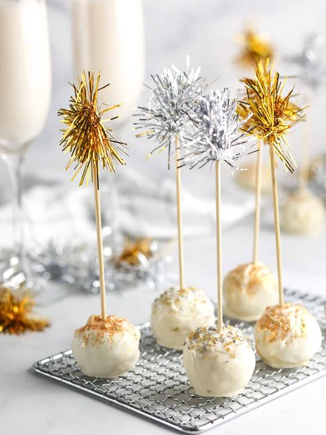 New Years Eve Cake Ball Drops - Aleka's Get-Together New Years Eve Cake, Nye Desserts, Holiday Finger Foods, Caramel Apple Bites, New Years Eve Party Ideas, New Years Eve Dessert, Dark Chocolate Desserts, Moist Yellow Cakes, Mini Caramel Apples