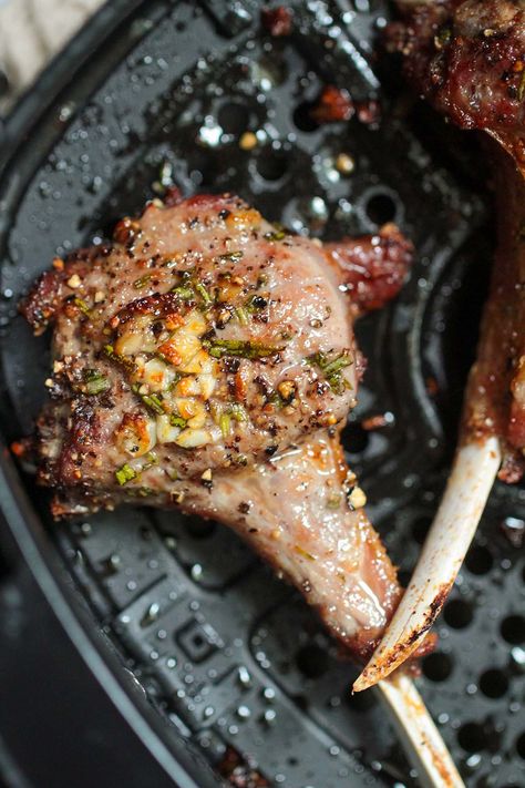 These air fryer rosemary garlic lamb chops are cooked in just 7 minutes! Super juicy, tender, and packed with flavor. Low carb and keto! Lollipop Lamb Chops, Grilled Lamb Recipes, Garlic Lamb Chops, Veggies Snacks, Air Fryer Recipes Beef, Lamb Roast Recipe, Keto Air Fryer Recipes, Lamb Shank Recipe, Snacks And Appetizers