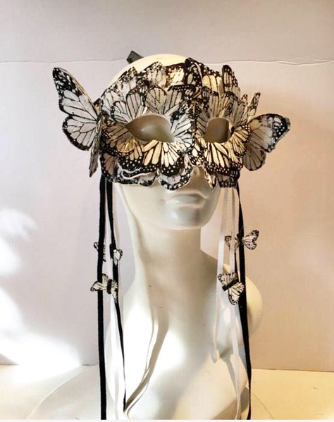 A personal favorite from my Etsy shop https://www.etsy.com/listing/557465408/masquerade-mask-black-and-white Surreal Party, Butterfly Masquerade Mask, Costumes With Masks, Masquerade Mask Diy, Masquerade Mask Black, Masquerade Outfit, The Mask Costume, Butterfly Mask, Feather Mask