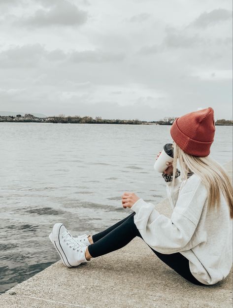 Beanie Outfit Comfy, Casual Beanie Outfit Winter, Autumn Fashion 2023 Australia, Comfy Road Trip Outfit Winter, Bonfire Outfit Spring, Lake Outfit Winter, Fall Beach Bonfire Outfit, Mountains Outfit Spring, Winter Outfits Mountain Casual