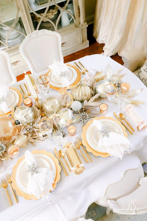 3 Tips to Set a Magical Silver and Gold Christmas Table - ornaments centerpiece Gold Christmas Table, Gold Table Setting, Christmas Dining Table, Silver Christmas Decorations, Deco Table Noel, Tafel Decor, Christmas Dining Room, Christmas Dinner Table, Christmas Table Centerpieces