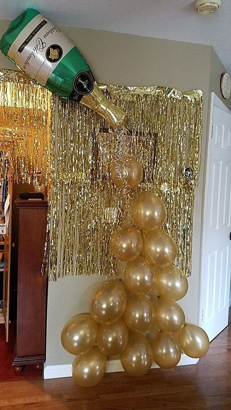 Party Balloons Diy, Champagne Balloons, Gold Foil Balloons, Gold Confetti Balloons, New Years Eve Decorations, Balloon Diy, Balloon Decorations Party, Confetti Balloons, 50th Birthday Party