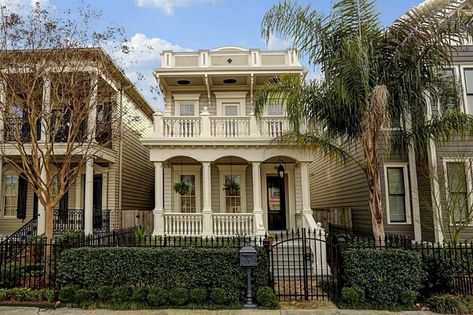 Colonial Style Homes Interior, Colonial Style Home Exterior, French Colonial Homes, French Colonial Style, New Orleans Style, South Carolina Homes, Colonial Homes, Sims Builds, Colonial Style Homes