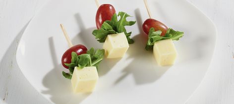 Grape, Gouda and arugula skewers - Recipes | Dairy Goodness - Nourish your day Grapes And Cheese, Cheese Alternatives, Skewer Appetizers, Havarti, Skewer Recipes, Appetizer Bites, Snacks Für Party, Low Carb Snacks, Game Day Food