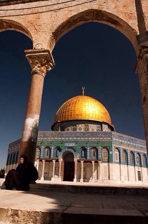 ❤️ Aqsa Masjid, Architecture Photography Buildings, Al Quds, Dome Of The Rock, Mosque Architecture, Beautiful Mosques, Islamic Artwork, Unique Buildings, World Cities