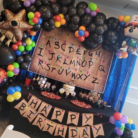 Stranger Things birthday idea and decor Stranger Things Balloon Garland, Stranger Things Birthday Party Ideas Decoration, Decoracion Stranger Things, Halloween Stranger Things Decorations, Stranger Things Cumpleaños, Stranger Things Decoracion, Stranger Things Birthday, Cumple Stranger Things Ideas, Stranger Things Birthday Party