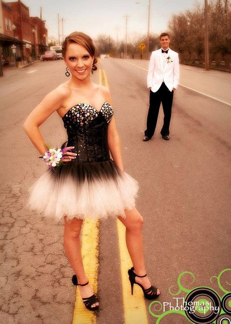 Hoco Pics Guy Friends, Homecoming Picture Ideas, Homecoming Photo Ideas, Couples Prom Pictures, Homecoming Photography, Formal Pics, Homecoming Pics, Prom Pictures Group, Homecoming Poses