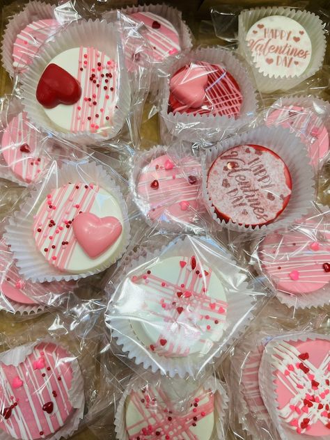 Valentines Day Oreos - Etsy Valentine’s Day Oreos, Dipped Oreos Valentines, Vday Desserts, Valentines Drinks, Valentines Tea, Cake Pucks, Oreos Cookies, Breakable Hearts, Baking Design