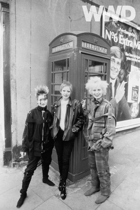 Westwood (in plaid) leans against a telephone box with other punk girls on a London street. 1977 London 70s, Vivienne Westwood Punk, 90s Punk, 70s Punk, Punk Girls, Punk Woman, Telephone Box, Riot Grrrl, Moda Punk