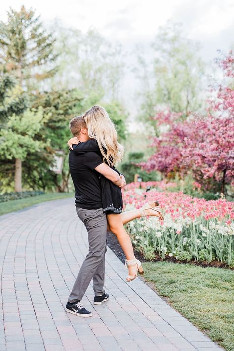 Here are some pose ideas for the perfect casual engagement photos! Whether it's spring, summer, fall, or winter, we'll help you find a beautiful location in Utah for your engagement pictures! Thanksgiving Point Utah Tulip Festival Engagement Photography by Tasha Rose Thanksgiving Point Utah, Casual Engagement Photos, Lehi Utah, Utah Bride, Tulip Festival, Spring Engagement, Bride Getting Ready, Halo Setting, High School Sweethearts