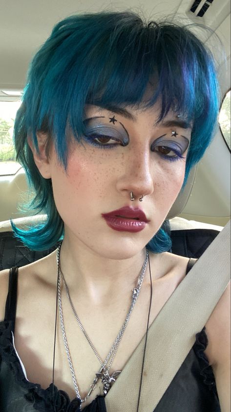 Blue Chrome Makeup, Graphic Liner Eyeshadow, 60s Graphic Liner, Simple Color Eye Makeup, Makeup With Blue Hair, Glitter Graphic Liner, Quirky Eye Makeup, Alt Blue Makeup, 2 Color Eyeliner