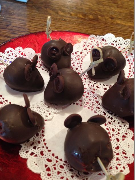 Adorable chocolate-covered-strawberry "mice" I created for Christmas! #adorable #strawberry #chocolate Strawberry Mice, Melted Chocolate Chips, Strawberry Mouse, Covered Strawberry, Chocolate Covered Strawberry, Strawberry Chocolate, Melting Chocolate Chips, Kid Food, Melted Chocolate