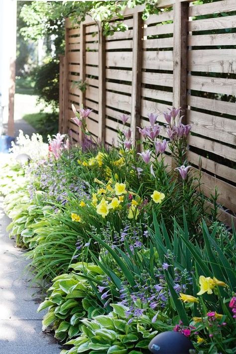 35 Inspiring Side Yard Ideas To Maximize Your Outdoor Area Narrow Garden, Garden Flower Beds, Backyard Fences, Wooden Fence, Fence Ideas, Flowers Wallpaper, Garden Fencing, Fence Design, Flower Bed