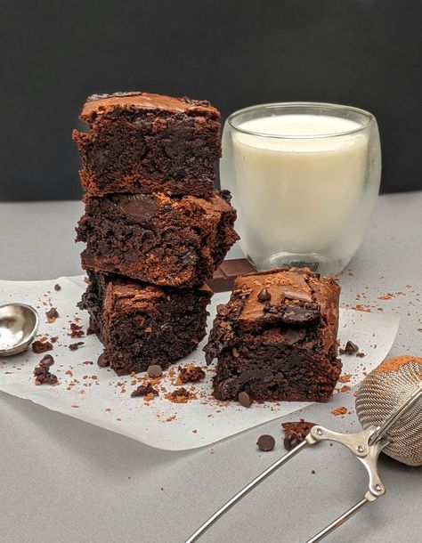 Brownies Aesthetic Photography, Brownie Product Photography, Brownie Photography Ideas, Brownie Photography Food Styling, Brownie Aesthetics, Cocoa Fudge Brownies, Brownie Photography, Food Styling Ideas, Brownies Aesthetic