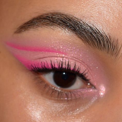 Makeup Ideas Colourful, Colourful Makeup Ideas, Simple Colourful Makeup, Pink Shadow Makeup, Pink Eye Shadow Looks, Colourful Makeup Looks, Aesthetic Eyeshadow, Colourful Makeup, Makeup Rose