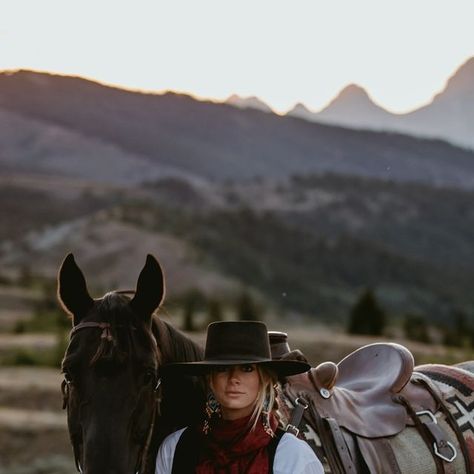 Libby Andrews on Instagram: "Under these western skies 🖤

•
•
•
•
•
•
#wyoming #wyo #wyominglife #explorewyoming #visitwyoming #wyomingphotography #wyomingphotographer #jacksonhole #jacksonwyoming #grandteton #tetons #mountains #yellowstone #explore #nature #horses #ranch #ranchlife #ranchdog #wrangler #cowgirl #cowgirlmagazine #cowboy #western #westernstyle #westernlife #westernlifestyle" Yellowstone Aesthetic, Mountain Cowgirl, Horse Wrangler, Horses Ranch, Jackson Wyoming, Cowgirl Magazine, Western Life, Ranch Life, Explore Nature