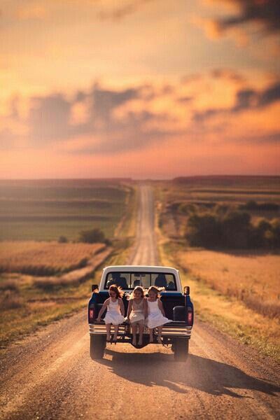 Ride n n the back of a truck of the tailgate so much fun unless they go like 60 or 70 mph then u learn just to sit n the back of the truck leaned up against the tool box lol James Nachtwey, Three Girls, Dirt Road, A Truck, On The Road Again, Jolie Photo, Take Me Home, Country Life, Farm Life