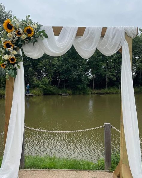 🌻 Sunflowers 🌻 Loved being back at the beautiful Elmbridge Farm!!! ❤️❤️❤️ We styled in full with some stunning fresh flowers 🌼 How… | Instagram Wedding Arch With Sunflowers, Sunflower Wedding Arbor, Wedding Arbor Sunflowers, Sunflower Arch Wedding, Sunflower Wedding Arch, Fresh Flower Arrangements, Wedding House, White Drapes, Wedding Arbour