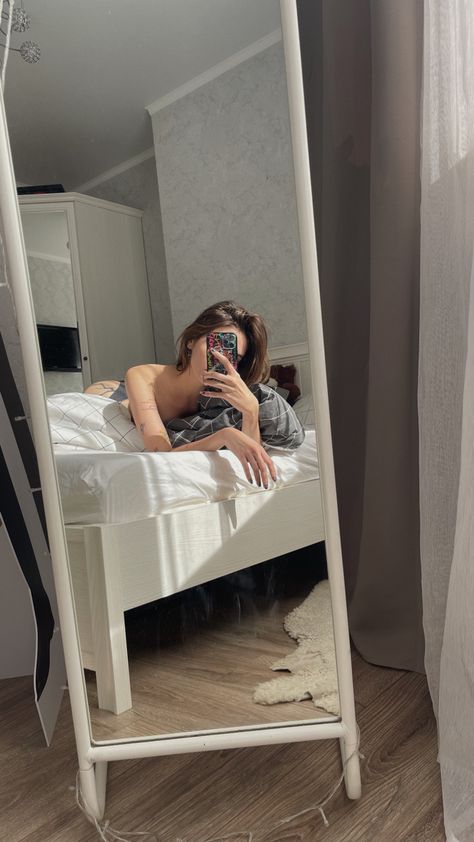 #girl #girlswithtattoos #bedroom #aesthetic Sitting In Front Of Mirror Selfie, Scandalous Mirror Selfie, Floor Mirror Selfie, Bedroom Mirror Selfie, Bed Mirror Selfie, Bedroom Selfies Poses, Selfie Bedroom, Bedroom Selfie, Sliding Mirror Door