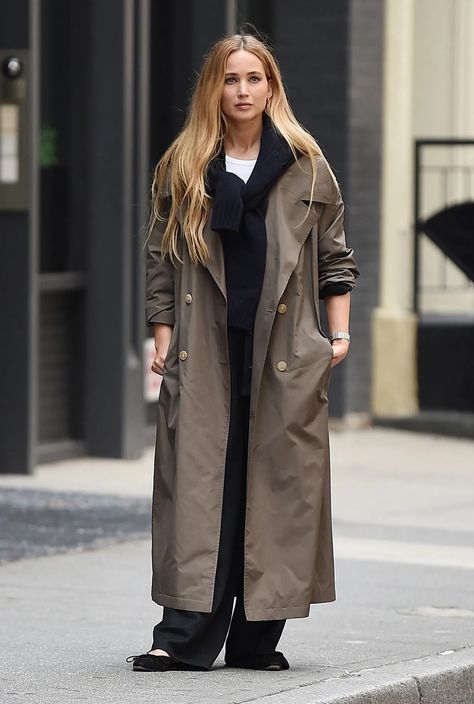 Jennifer Lawrence Street Style, Jennifer Lawrence Style, Style Trench Coat, Minimalist Street Style, Trench Coat Outfit, Coat Outfit, Rachel Green, Clothes Outfits, Style Clothes