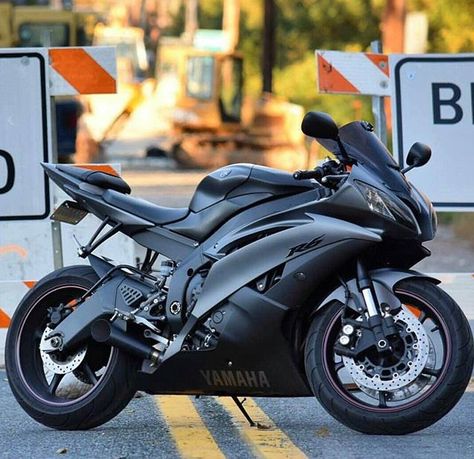 Black on black Yamaha R6 Motos Harley, Custom Sport Bikes, Yamaha Bikes, Upcoming Cars, Fast Bikes, Yamaha R6, Vw Touran, Yamaha Motorcycles, Pretty Bike