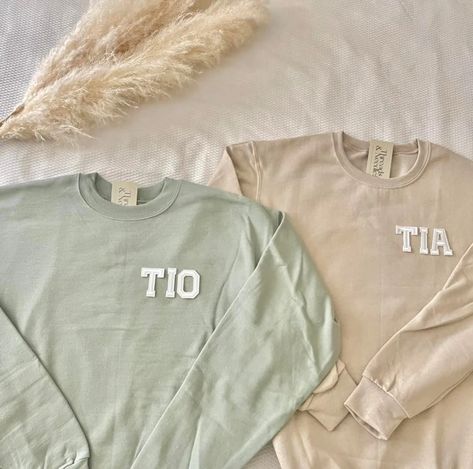 Tia Sweatshirt Tia Sweater Tia Gifts Tio Sweatshirt - Etsy Pregnancy Announcement Grandparents, Aunt Sweatshirt, Grandmother Birthday, Grandparent Pregnancy Announcement, Grandma Sweatshirt, Pop Pop Shirts, Papa Shirts, New Grandparents, Pregnancy Announcement Gifts