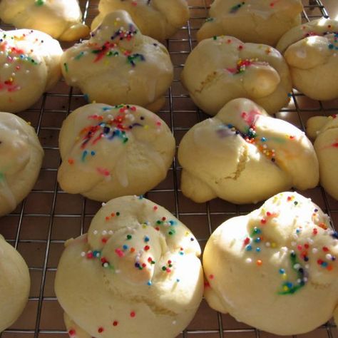 Italian Knot Cookies Recipes, Italian Knot Cookies, Monster Recipes, Knot Cookies, Italian Easter Cookies, Best Christmas Cookie Recipes, Italian Love, Italian Cookie, Italian Christmas Cookies