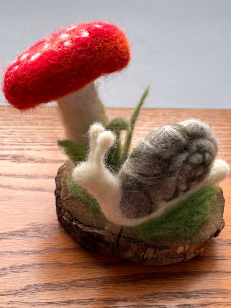 Making Mushrooms, Felt Mushroom, Mushroom Crafts, Needle Felting Diy, Wool Felt Projects, Needle Felting Tutorials, Felt Mouse, Needle Felting Projects, Felting Tutorials