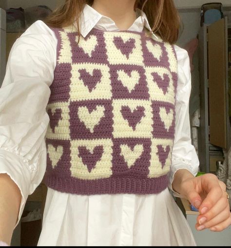 Heart Sweater Crochet, Crochet Vest Pattern Free Boho, Diy Crochet Vest, Cap Design Ideas, Crochet Vest Pattern Free, Finger Knitting Projects, Vest Pattern Free, Beginner Crochet Tutorial, Beginner Knitting Patterns