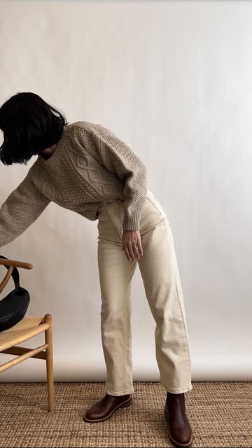 Everlane Chelsea Boot, Embury Chelsea Boot Outfit, Ecru Boots Outfit, Turtleneck Under Sweater, Light Sweater Outfit, Cable Sweater Outfit, Brown Boots Outfit Winter, Everlane Outfit, Beige Jeans Outfit