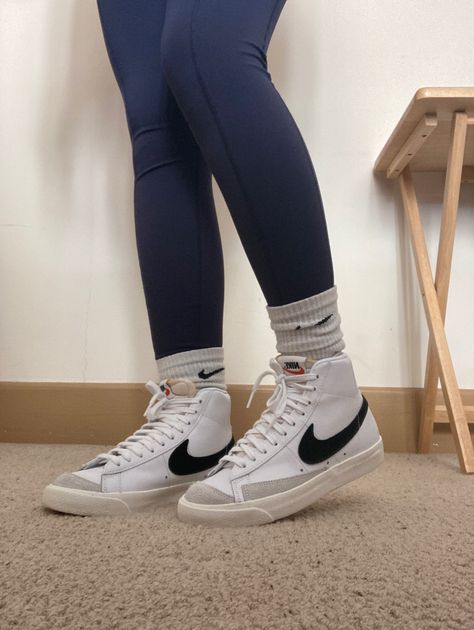 Nike Blazer Mid 77 Outfit Woman Leggings, Nike Blazer Mid 77 Aesthetic, Nike Blazer Gym, Nike Blazer Mid 77 Outfit Woman, Blazer Shoes Outfit, Outfits With Nike Blazers, Nike Socks Outfit, Socks Over Leggings, White Gym Shoes