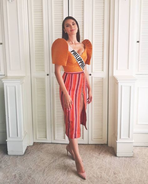 Catriona Gray on Instagram: “Ready for my Preliminary Interview ✨🧡🇵🇭 Styled by @justine.aliman19 in @jearsond Filipinana top and ifugao skirt, @jewelmer” Modern Filipiniana Gown, Modern Filipiniana Dress, Catriona Gray, Filipino Clothing, Thai Silk Dresses, Filipino Fashion, Grad Outfits, Filipiniana Dress, Interview Style